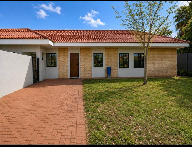 3 BEDROOM TOWNHOUSE FOR SALE IN ARCON PARK
